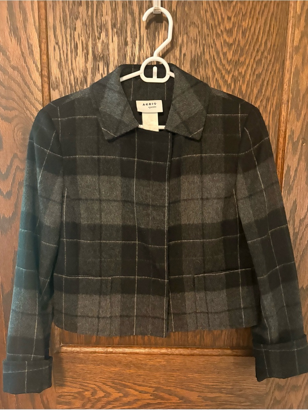 Akris Punto Black & Gray Plaid Wool Cropped long sleeve blazer jacket. Size 6